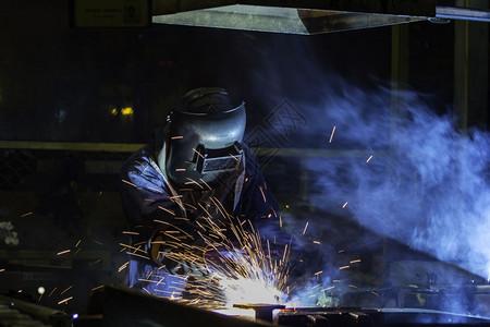 平衡体感车劳动制造金属工业人正在焊接汽车厂的部件在厂进行焊接插画